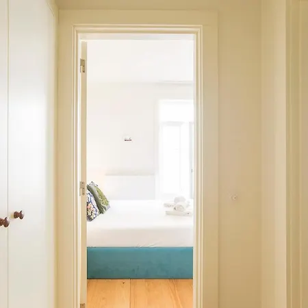 Apartment Flores Plaza By Lovelystay
